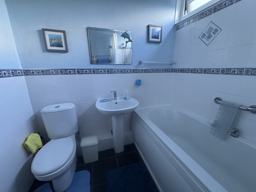 Lot: 153 - MID-TERRACE PROPERTY WITH STUNNING SEA VIEWS IN A POPULAR LOCATION - Bathroom